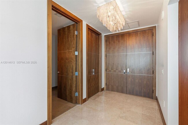 Building Photo - 5959 Collins Ave