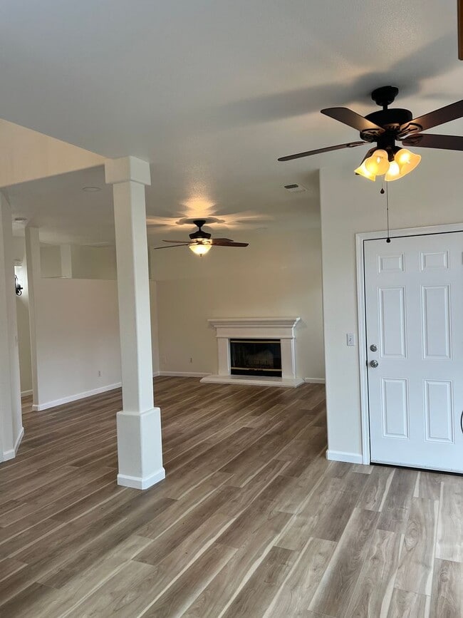 Building Photo - Beautiful Family Home