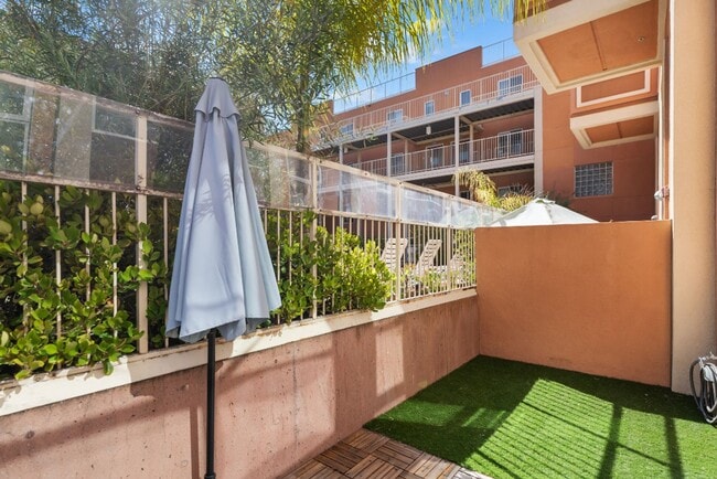 Building Photo - Well maintained two-story condo - Bright End Unit - Lease Terms Options Outlined in Description