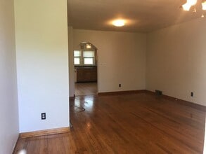 Building Photo - Charming 3 bedroom