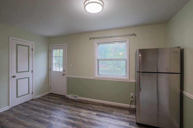 Kitchen, back entry - 154 Sluyter St SE