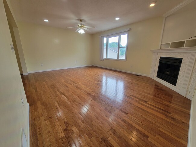 Building Photo - 3 bed 2.5 bath on West Run Road -- Available 04/01/26