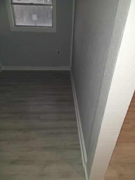 Building Photo - 502 E Lott Ave