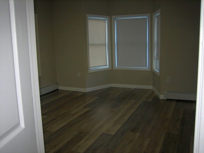 Building Photo - 9 Pearl St