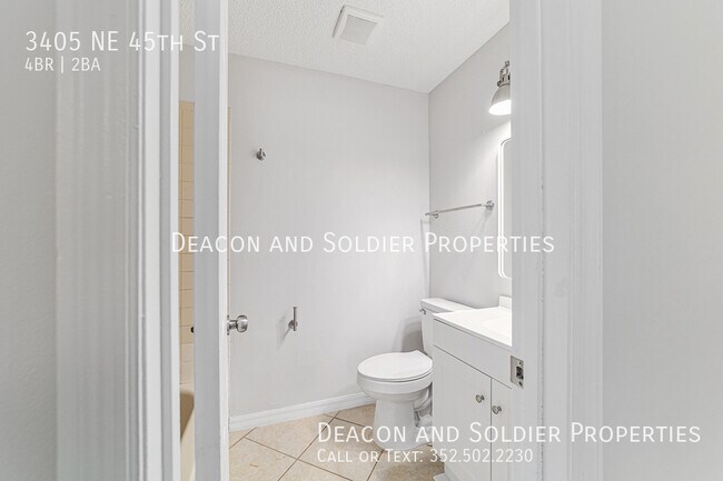 Building Photo - 3405 NE 45th St