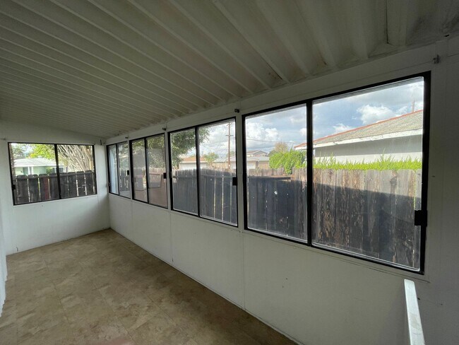 Building Photo - Large 5 bed 2 bath house (Lease out, pending signatures. Check back in a few days!)