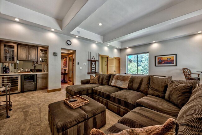 Building Photo - Gorgeous Lakeview! Pet Friendly w a Garage & AC!