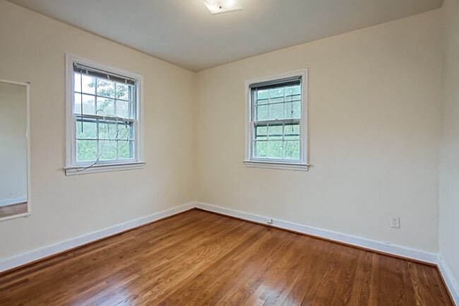 Building Photo - Blocks to Crystal City Metro and just minutes to Washington, D.C. via the 14th Street Bridge