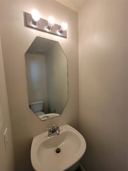 Building Photo - 2410 Lakecrest Village Ct