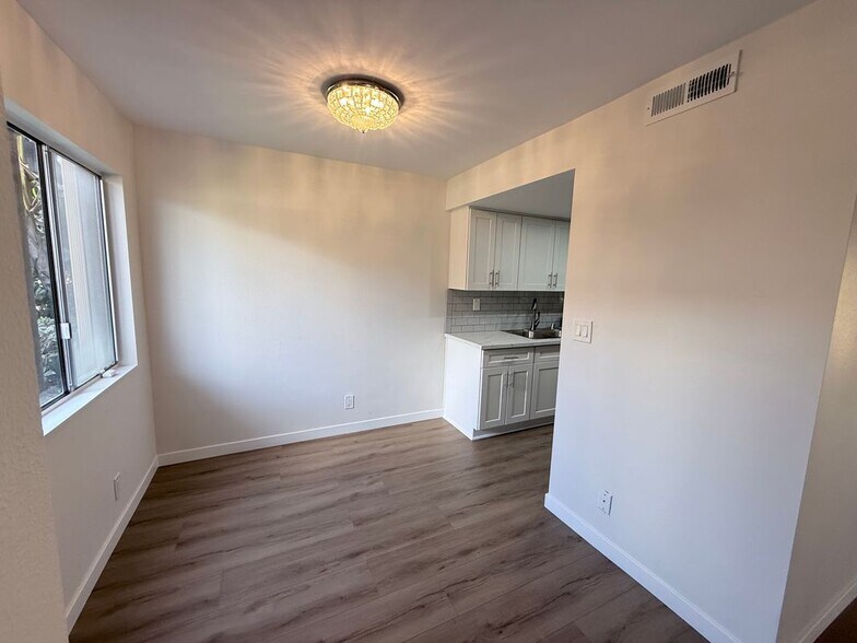 Building Photo - 14700 Berendo Ave