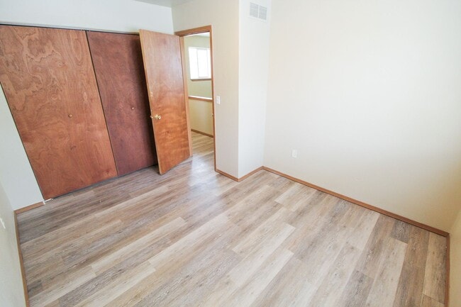 Building Photo - 407 E 8th Ave