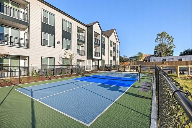 Building Photo - 3812 W Montague Ave