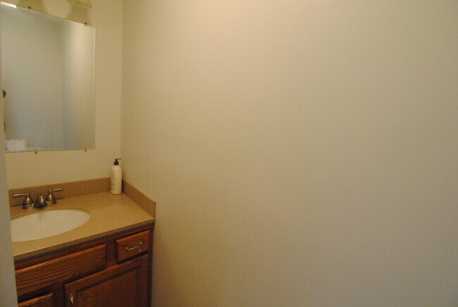 Building Photo - 7 Meadowview Cir
