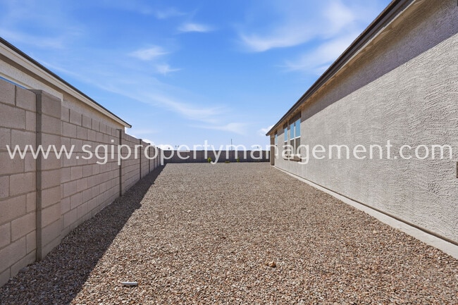 Building Photo - 25489 W Fraktur Rd