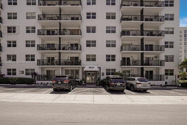 Building Photo - 3000 Riomar St