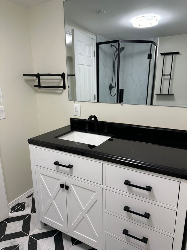 Building Photo - Available Now! 4 bed, 2 bath house in Shoreline!