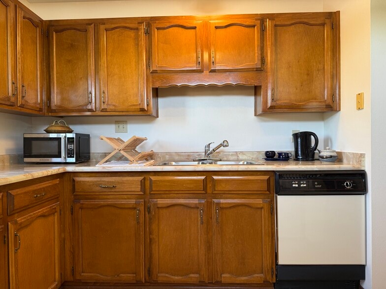 Microwave, kettle & dishwasher - 2715 Sheridan St NW