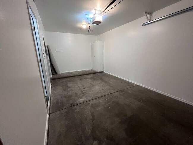 Building Photo - COMING SOON! 3 bed 3 bath Town house with ...