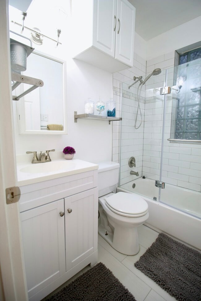 Building Photo - 1423 E Street NE, Unit First Floor