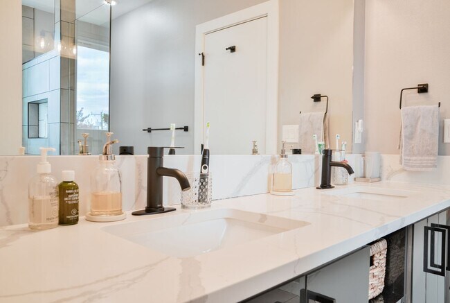 Building Photo - Modern 3 bed/ 2.5 bath townhome in Ballard!
