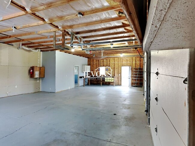 Building Photo - Comfortable Selah Residence with Open Living Space and Easy Commuter Access