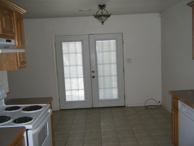 Building Photo - Quiet Cul De Sac!