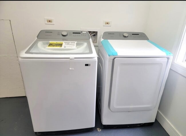 Building Photo - 3329 S Oakley Ave