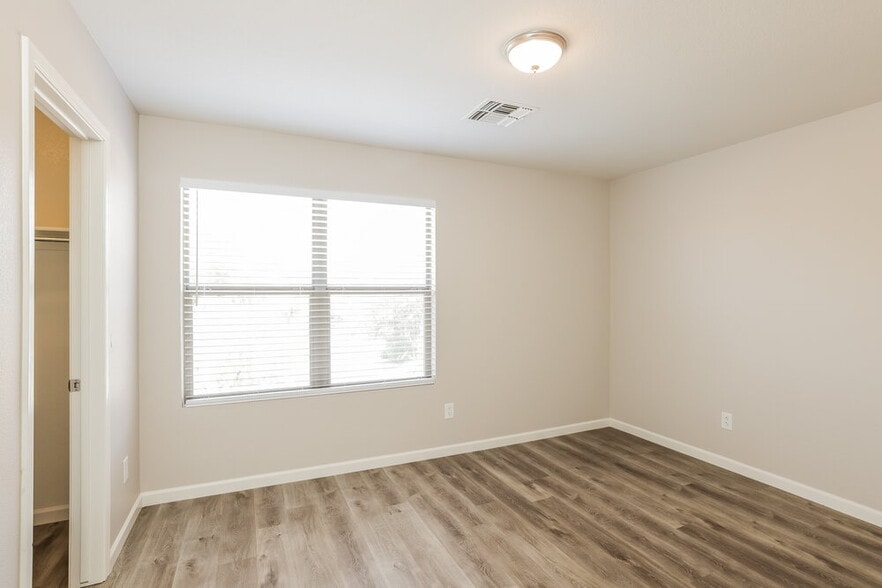 Building Photo - 727 E Rose Marie Ln