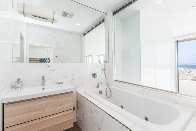 Bedroom 2 Bathroom - 5205 Ocean Front Walk