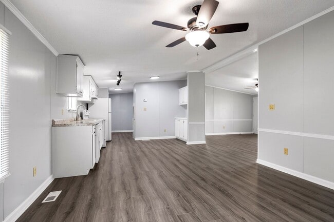 Building Photo - 3 Bed 2 Bath Home Close to Fort Bragg