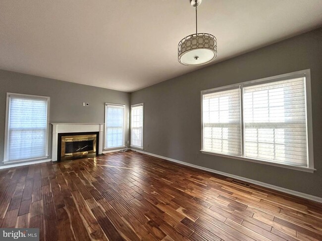 Building Photo - 5556 Village Center Dr
