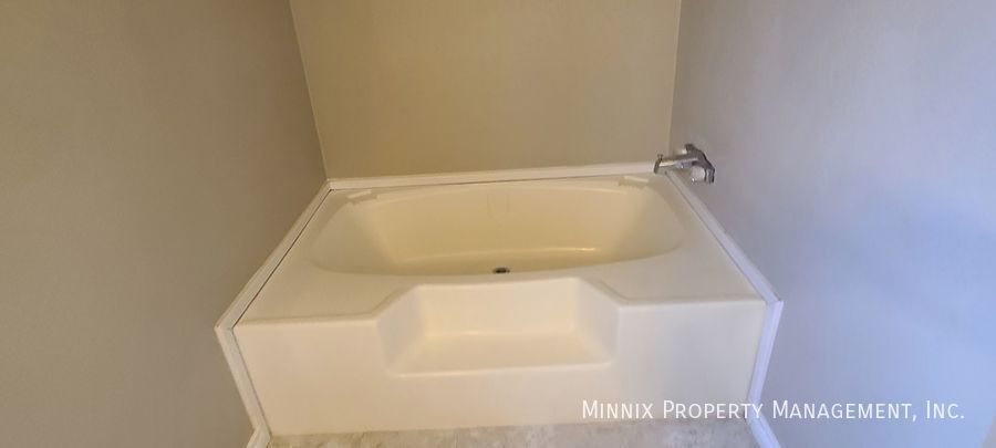 Building Photo - 304 SE 4th St