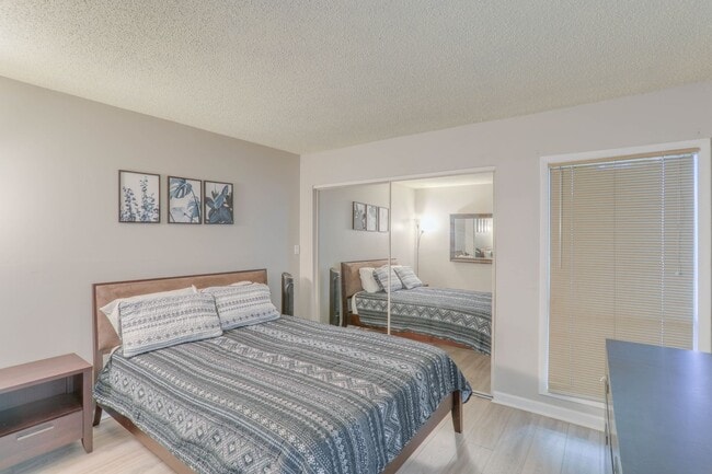 Building Photo - 1082 E Michigan St