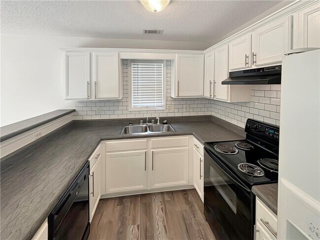 Building Photo - 3755 Pine Village Pl