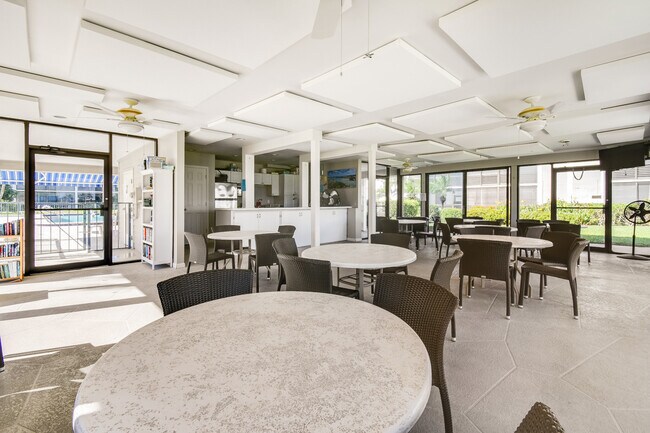 Building Photo - 755 Saturn St