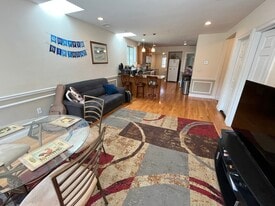 Building Photo - 614 Main St