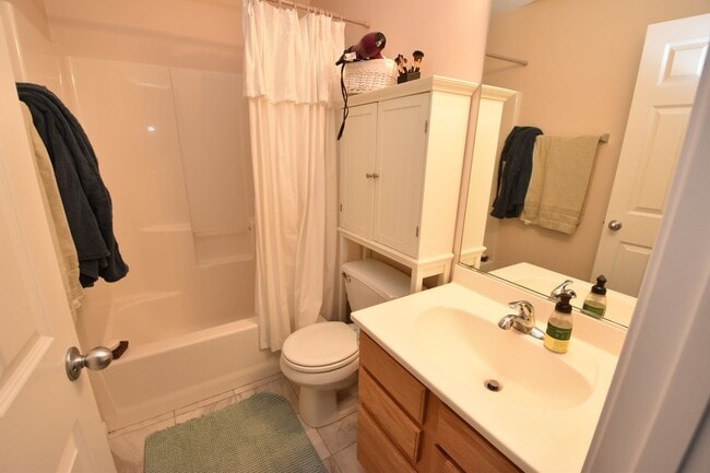 Building Photo - Home in Farmington Hills, 3 bedroom, 2 bath. Close to Notre Dame!