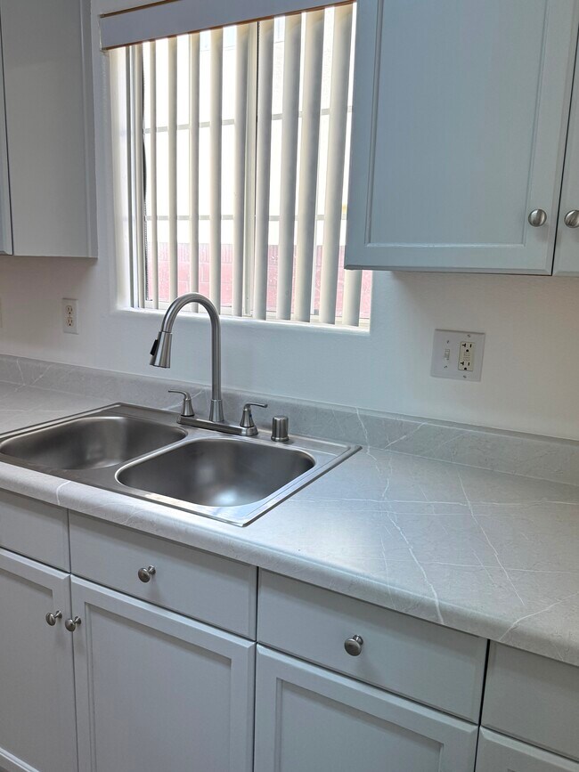 Building Photo - 1211 W 164th St
