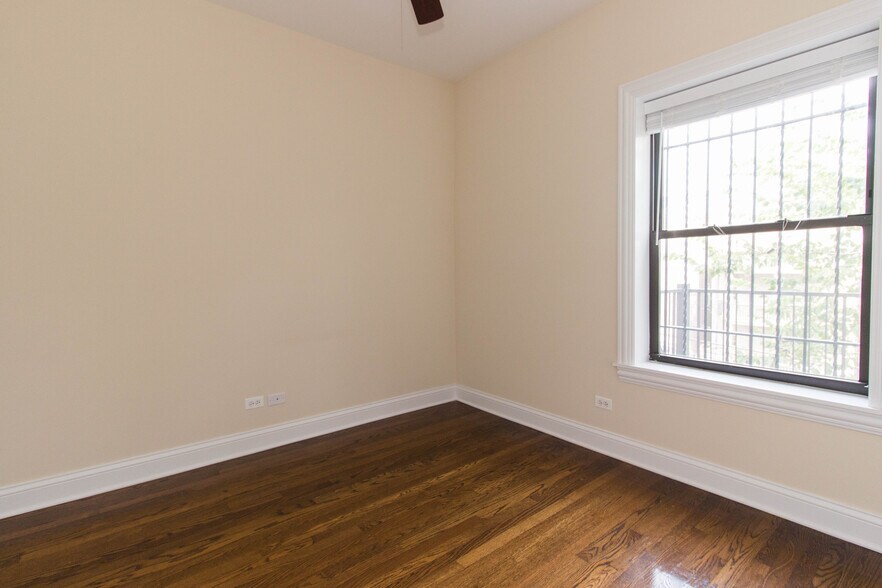 Building Photo - 3709 N Wilton Ave