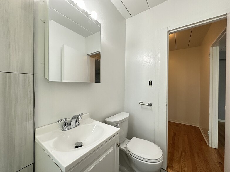 Building Photo - 1360 W Touhy Ave