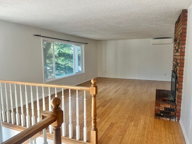 Building Photo - 2 WEEKS FREE RENT! Mini Mansion in Salmon ...