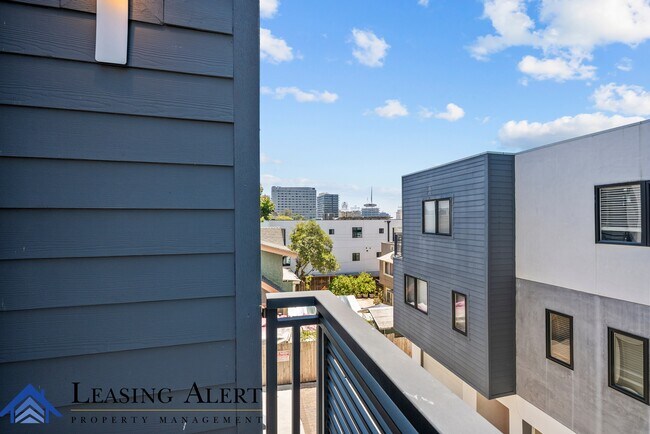 Building Photo - 1957 1/2 Vista Del Mar Ave