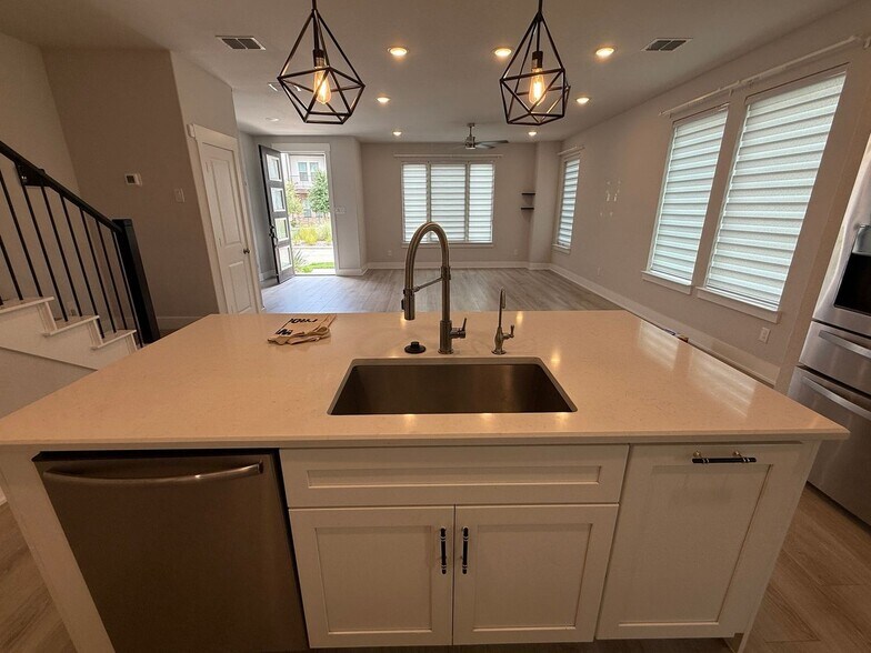Building Photo - 813 Crystal Oak Ln