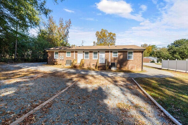 Building Photo - 512 E Branch St