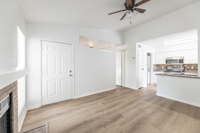 Building Photo - 3900 Woodchase Dr