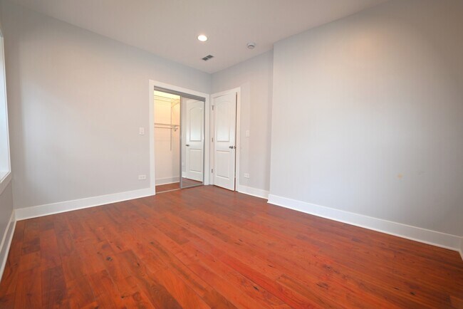 Building Photo - 1630 W Thorndale Ave