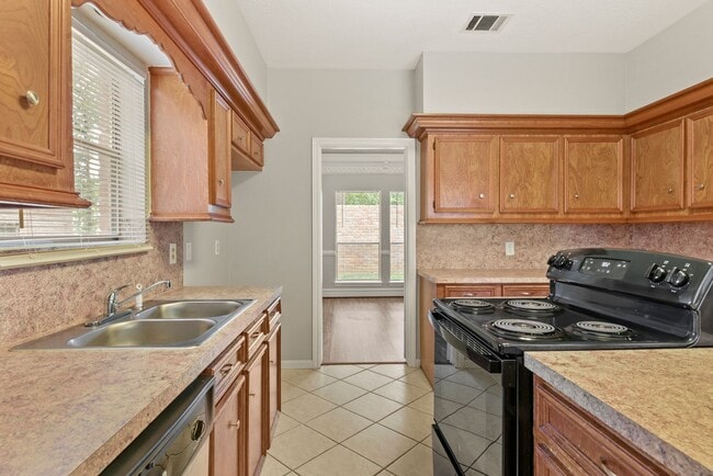 Building Photo - Spacious and Full of Character -  3,000+ S...