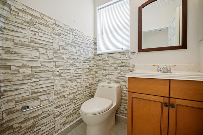 Building Photo - 9058 Alexandra Cir