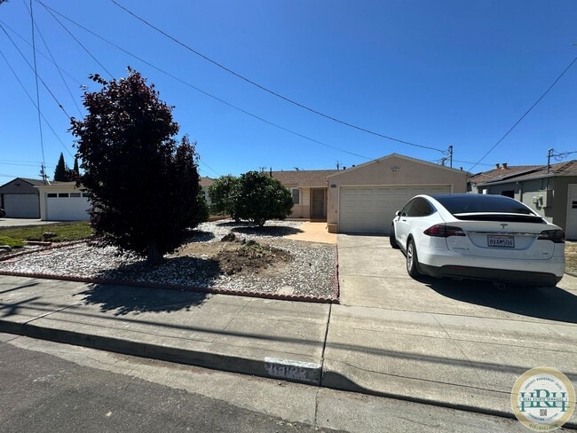 Building Photo - Spacious & Bright 3BR|2BA House in the Hea...