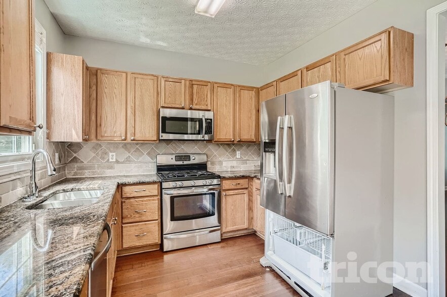 Building Photo - 415 Park Creek Trce